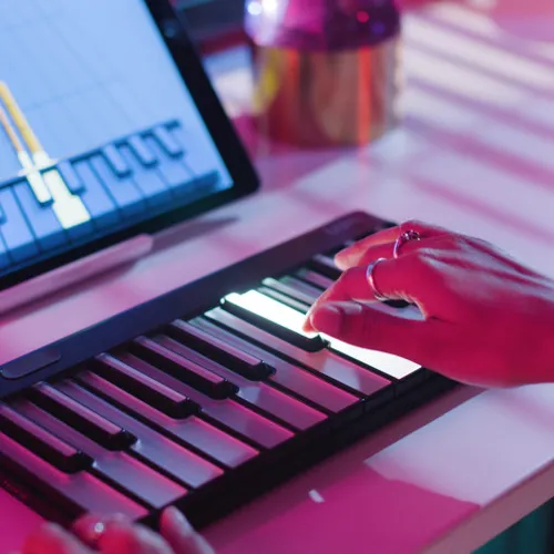 Lumi Portable Beginner’s Keyboard Guides You as You Play