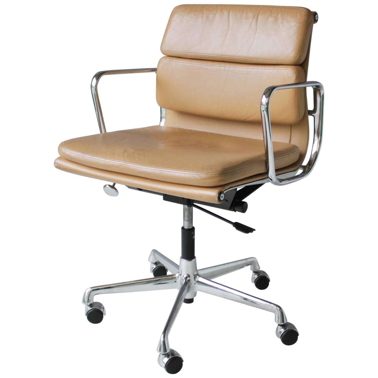 Eames Soft Pad Chair