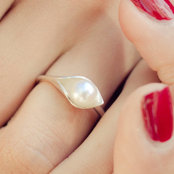 Calla Lily Pearl Ring