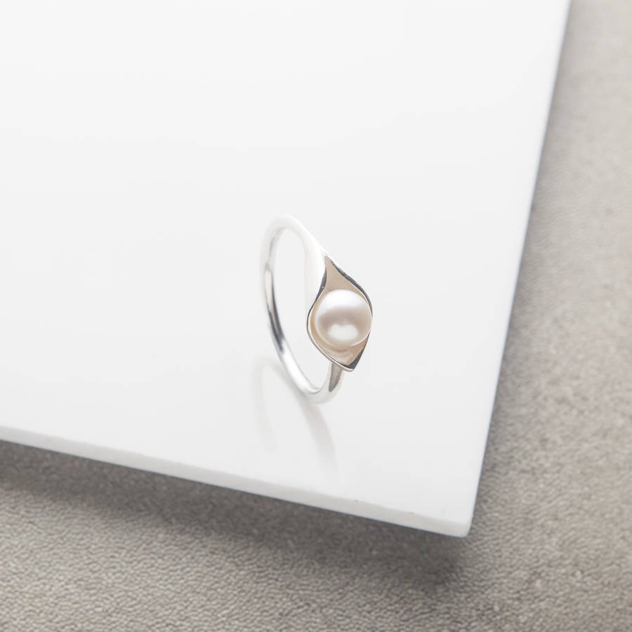 Calla Lily Pearl Ring