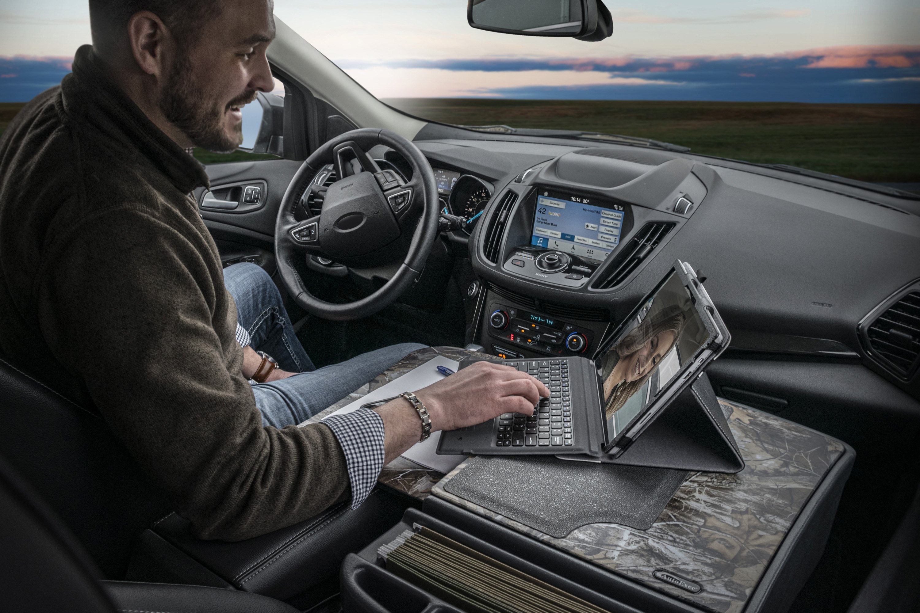 GripMaster Vehicle Desk