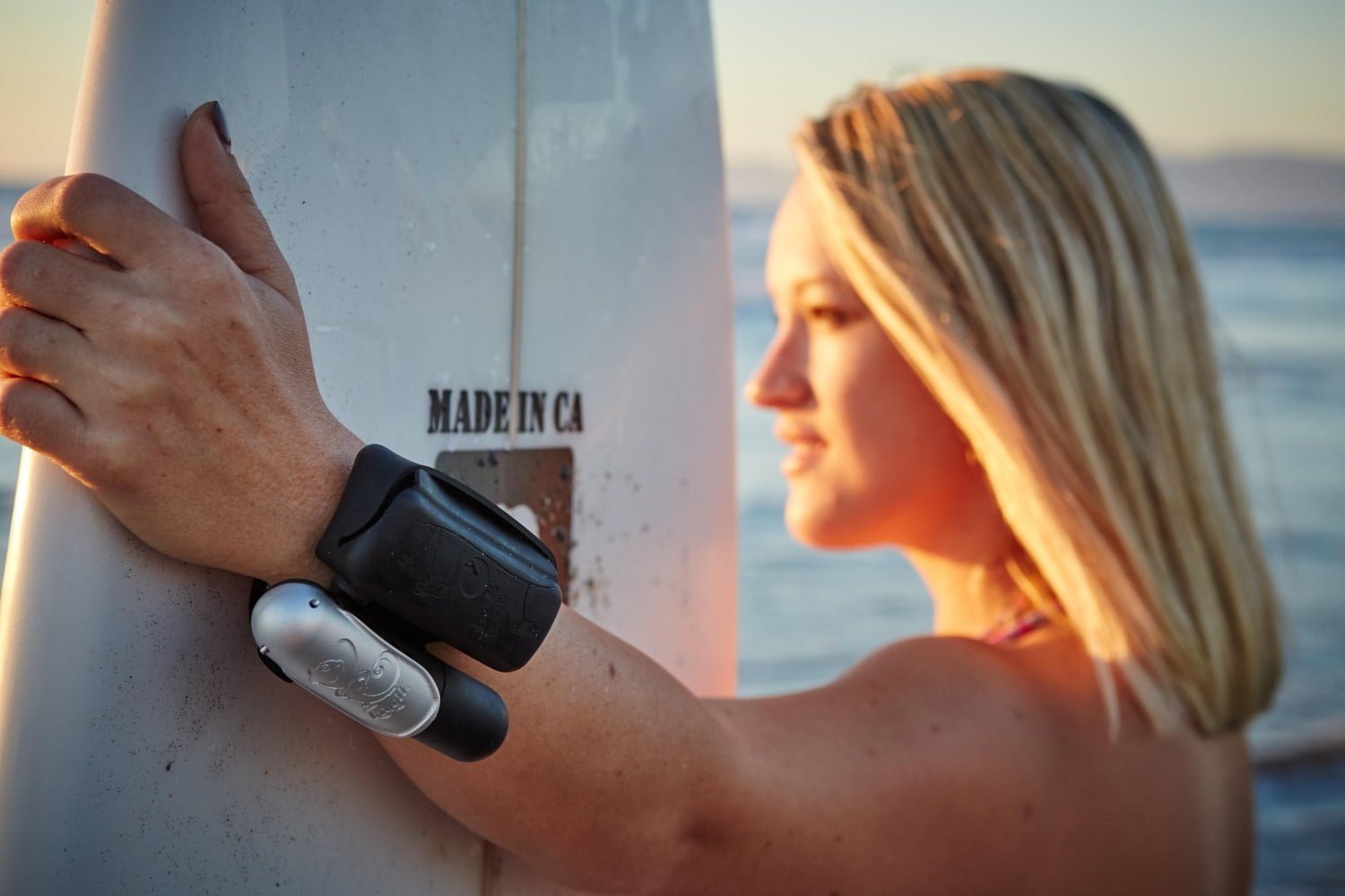 Kingii: A Wristband Emergency Flotation Device