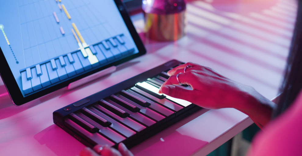 Lumi Portable Beginner’s Keyboard Guides You as You Play