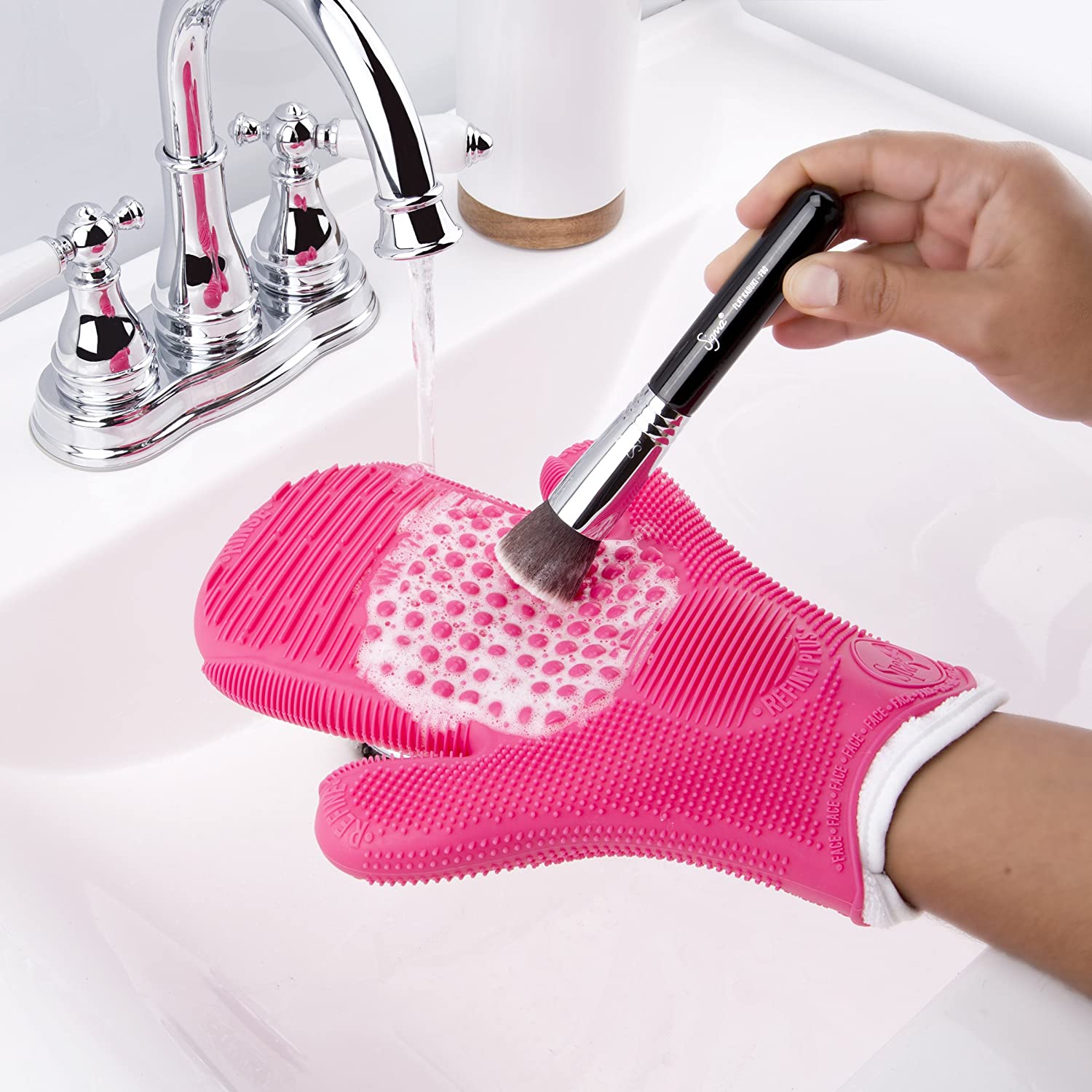 Make-up Brush Cleaning Glove