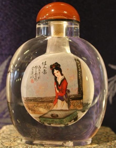 Kneeling Chinese Women Snuff Bottle